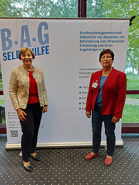 (von re.): Die Vorsitzende der LAG SELBSTHILFE B.W., Bärbel Kehl-Maurer und  die stellv. Vorsitzende Brigitte Stähle, bei der Mitgliederversammlung der BAG SELBSTHILFE in Königswinter.